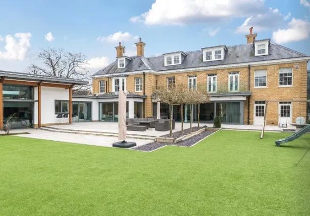 已经定居迪拜，费迪南德出售了他在英国价值1050万镑的豪宅