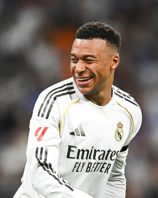 皇马伤病席又上新！姆巴佩突发伤退，左腿超负荷恐影响世界杯