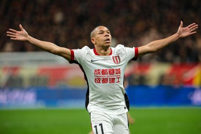 成都姆巴佩挡不住！断球反击一条龙，6场连造7球，汪士钦“送礼”