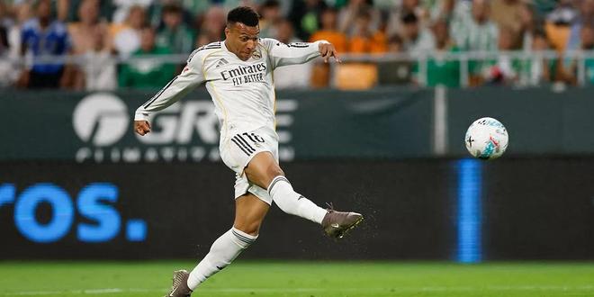 皇马陷至暗时刻：恐目送巴萨夺冠，姆巴佩伤退，阿韦洛亚炮轰裁判