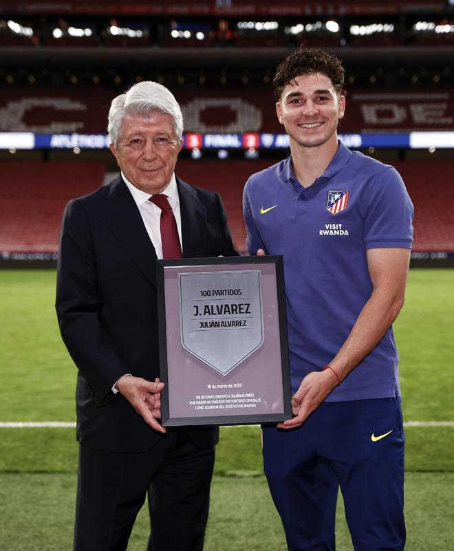 达成马竞百场里程碑，阿尔瓦雷斯与瑟洛特收获纪念铭牌