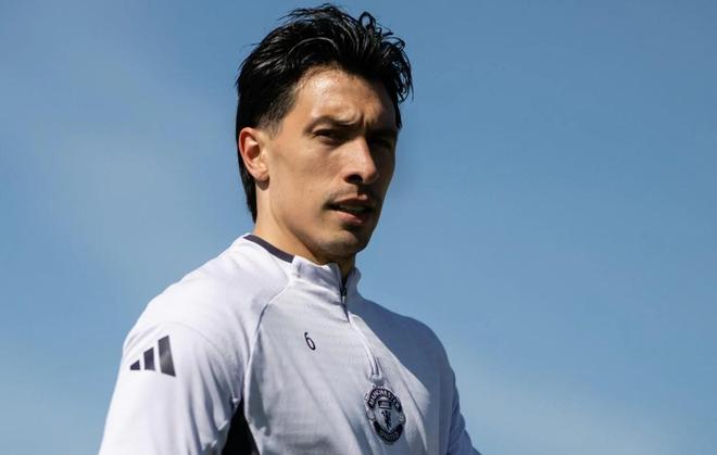 电讯报：曼联考察多名左脚中卫，包括范德芬、穆里略