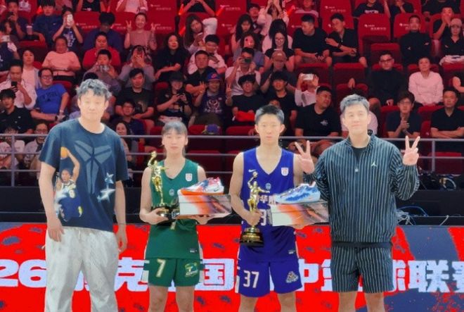 郭艾伦小丁颁奖！清华附中16分史诗逆转回浦中学 时隔5年夺第15冠
