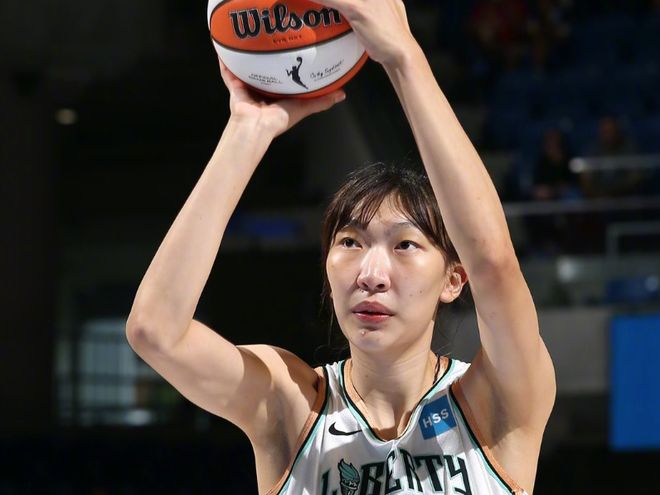 WNBA中国德比:韩旭6+2+2三分完胜李月汝0+1 自由人惨负飞翼