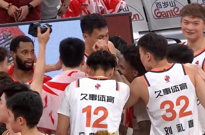 上海33分大胜广厦3-0夺冠军点 古德温28+10张镇麟23+9+6