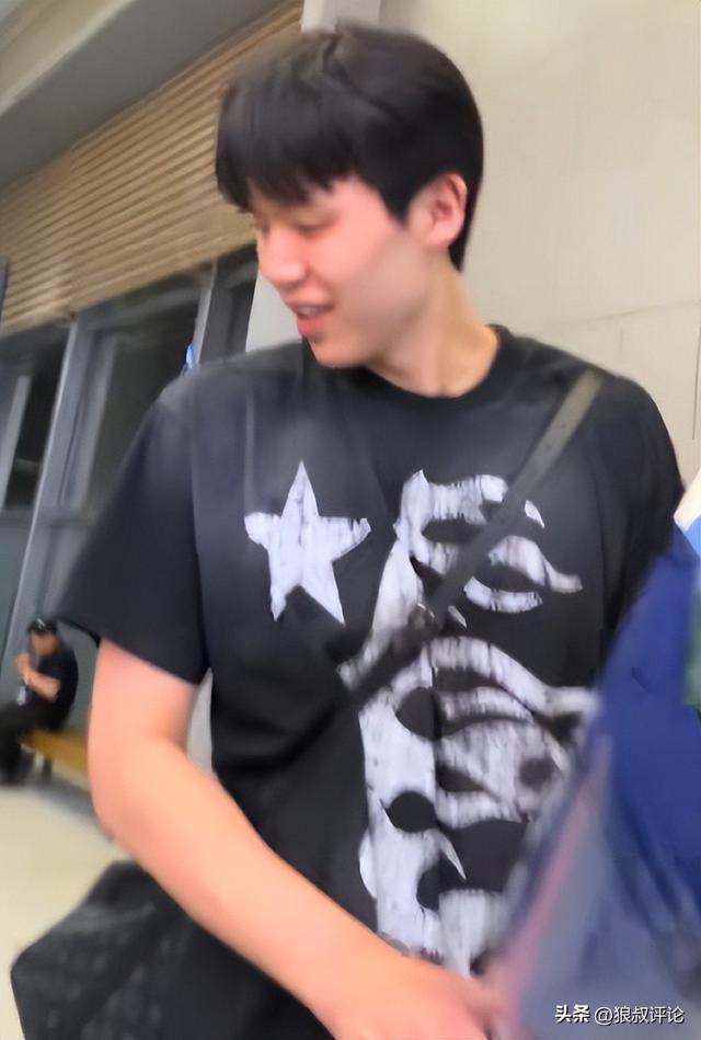 回国备战世预赛！杨瀚森深夜落地青岛引关注 接机小球迷获合照留念